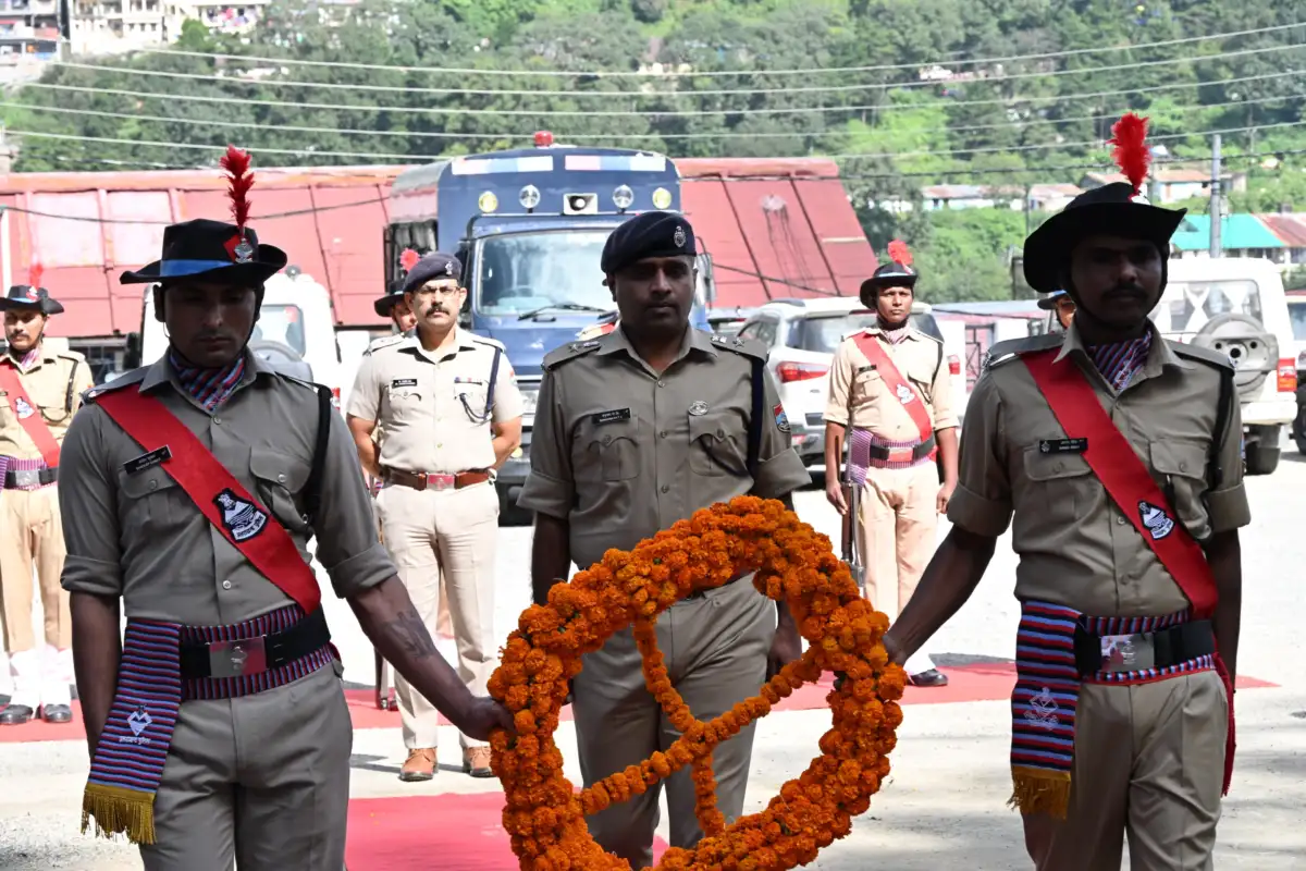 कर्तव्यपथ का साथी हुआ विदा, आरक्षी प्रकाश नैनवाल को नैनीताल पुलिस ने दी शोक सलामी