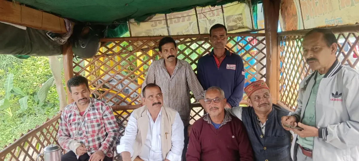 गांवों में पहुंचे डॉ. भुवन चंद्र आर्य, महिलाओं-बच्चों को योजनाओं का लाभ दिलाने के साथ कर्मचारियों से भी किया संवाद