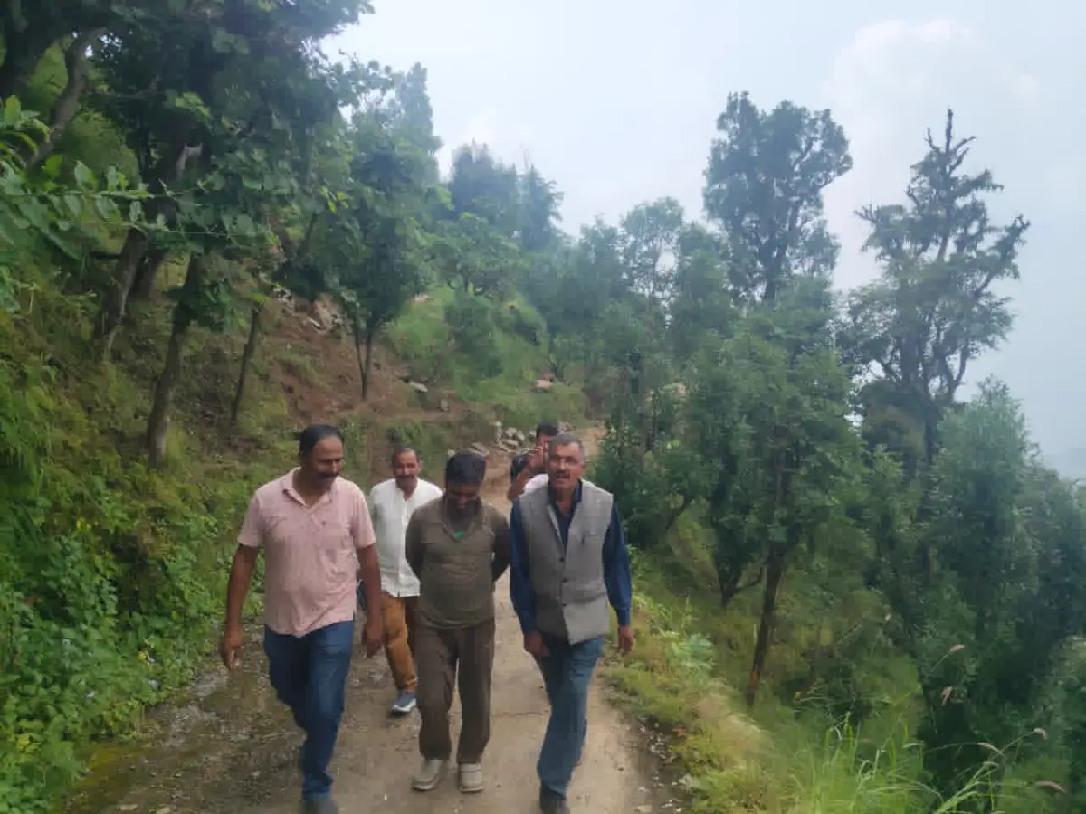 गांव-गांव गरजी भाजपा की आवाज, डॉ. भुवन आर्य ने साधा जनसंपर्क; ग्रामीणों से सीधा