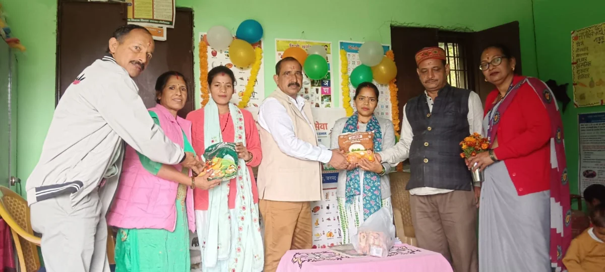 गांवों में पहुंचे डॉ. भुवन चंद्र आर्य, महिलाओं-बच्चों को योजनाओं का लाभ दिलाने के साथ कर्मचारियों से भी किया संवाद