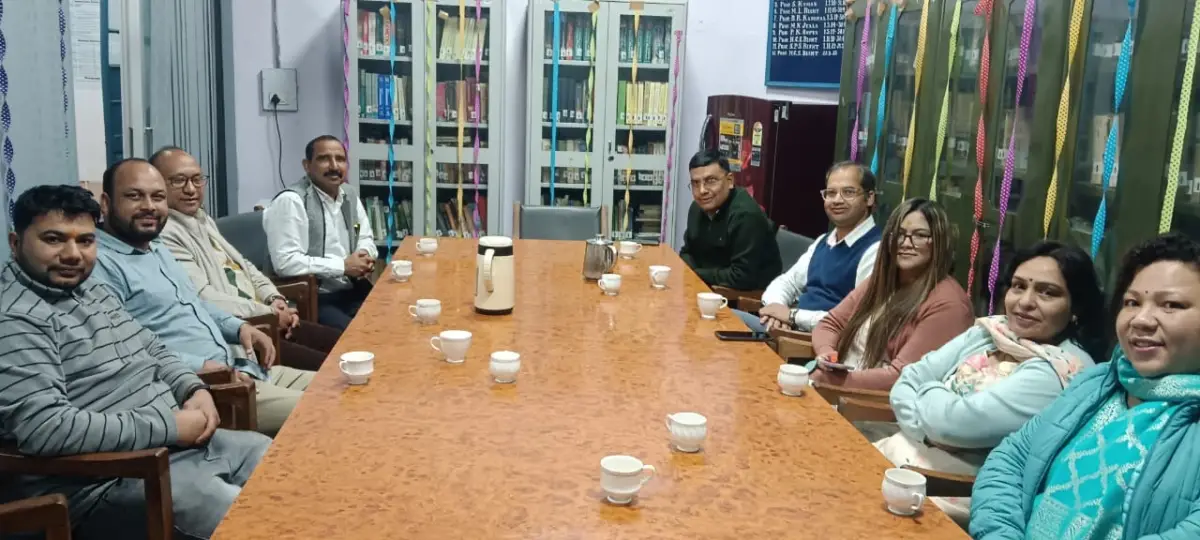 तल्लीताल बाजार से डीएसबी परिसर तक डॉ. भुवन आर्य का जनसंपर्क, व्यापारियों और प्राध्यापकों से की मुलाकात