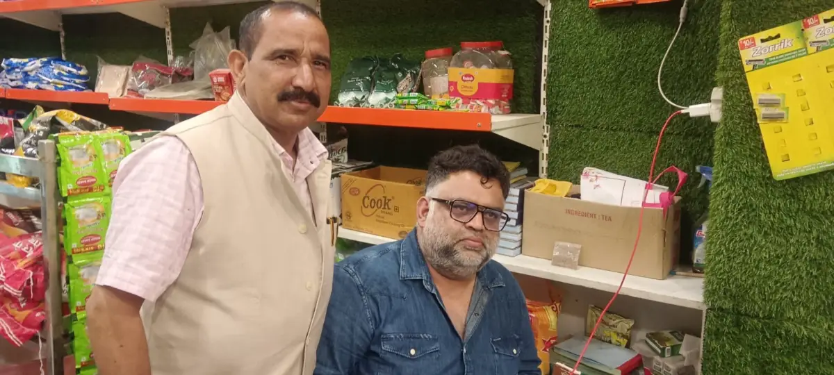 गांव-गांव पहुंचे डॉ. भुवन चंद्र आर्य, जनसंपर्क के साथ महिलाओं को बांटी महालक्ष्मी किट
