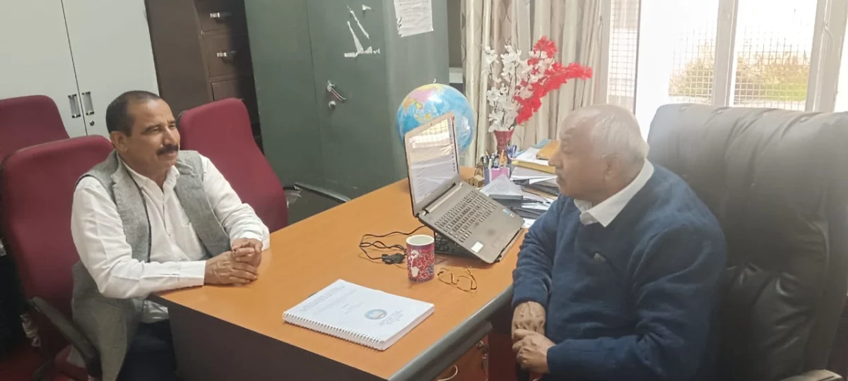 तल्लीताल बाजार से डीएसबी परिसर तक डॉ. भुवन आर्य का जनसंपर्क, व्यापारियों और प्राध्यापकों से की मुलाकात