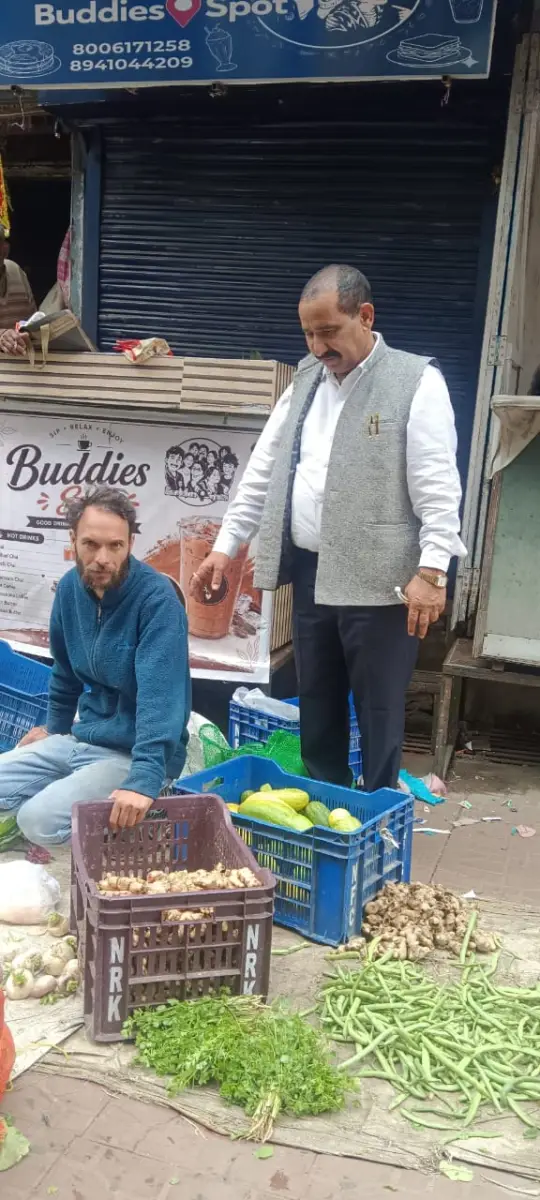 तल्लीताल बाजार से डीएसबी परिसर तक डॉ. भुवन आर्य का जनसंपर्क, व्यापारियों और प्राध्यापकों से की मुलाकात