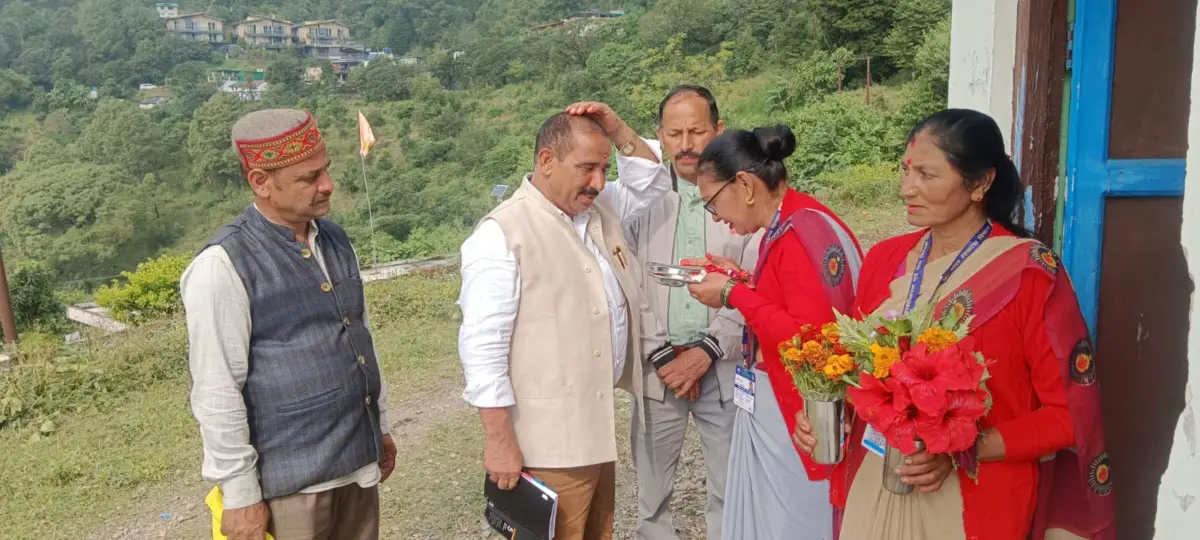 गांवों में पहुंचे डॉ. भुवन चंद्र आर्य, महिलाओं-बच्चों को योजनाओं का लाभ दिलाने के साथ कर्मचारियों से भी किया संवाद